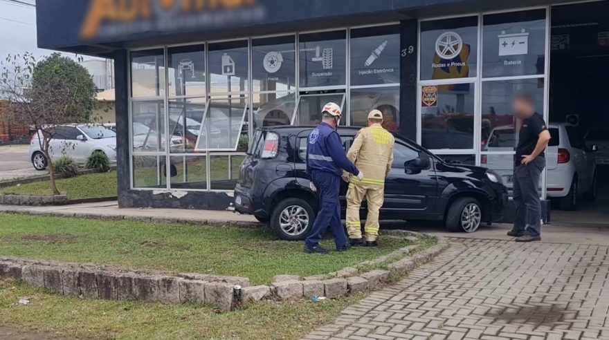 Jovem sofre crise convulsiva ao volante e bate carro em fachada de estabelecimento