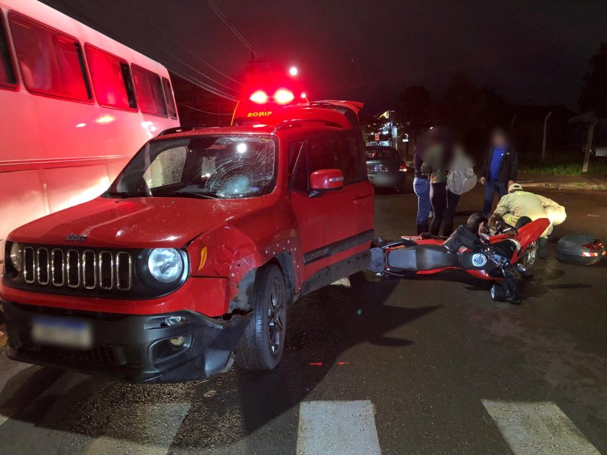 Motociclista fica ferida após colidir contra Jeep Renegade na Avenida Tito Muffato