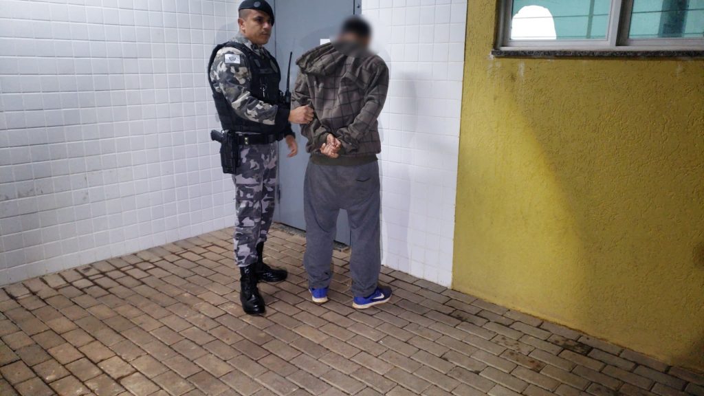 Polícia Militar captura homem em posse de drogas no Brasmadeira