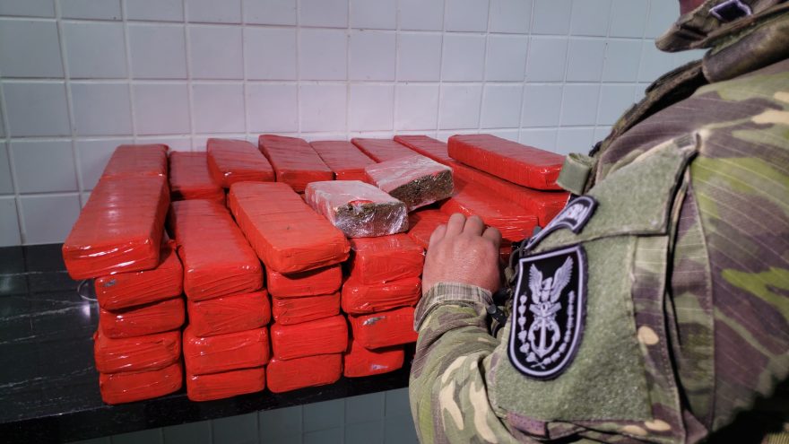 Veículo carregado com maconha é apreendido após perseguição policial