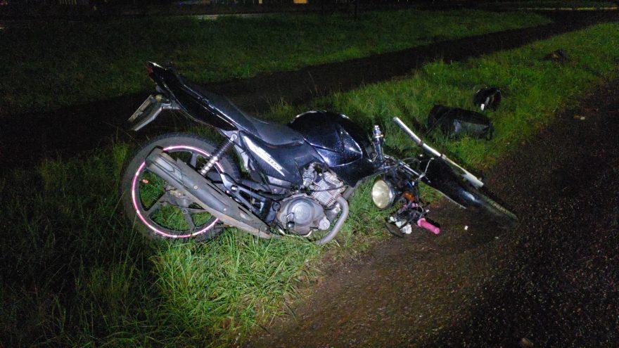 Moto fica destruída após bater em pedra na marginal da BR-277