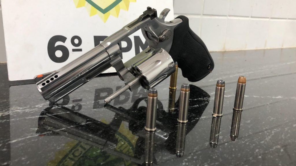Dupla é detida com revólver calibre 357 na rodovia BR-277 em Cascavel