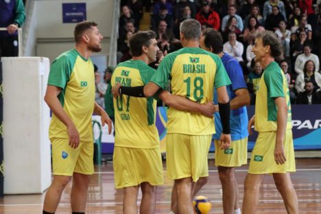 Imagem referente a Estrelas do vôlei levam mais de 4 mil pessoas ao Ginásio do Tarumã em prol do Rio Grande do Sul