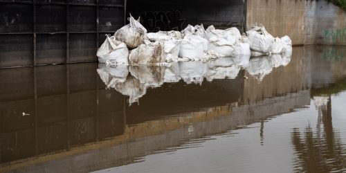 Prefeitura usa sacos para fechar comportas danificadas em Porto Alegre