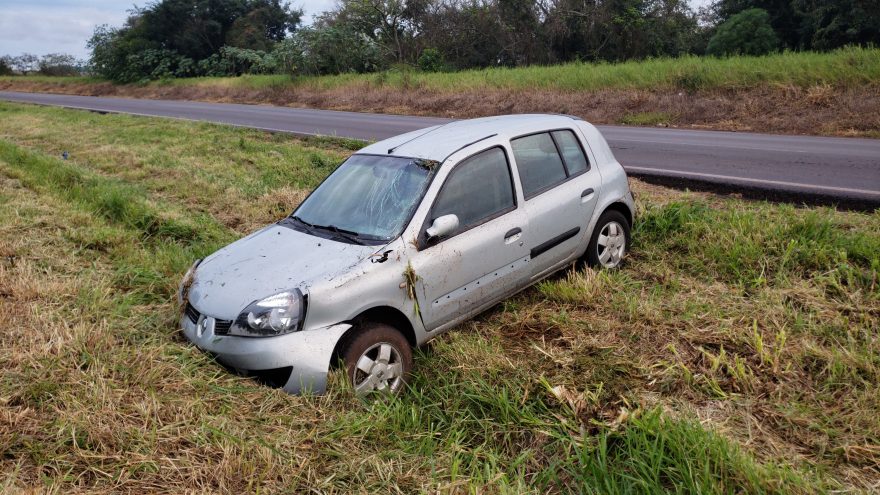 Após pneu estourar, Clio sai da pista e capota na rodovia BR-163
