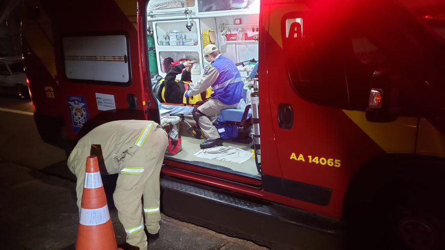 Motociclista tem lesão grave na perna após colisão com carro na Rua Jacarezinho