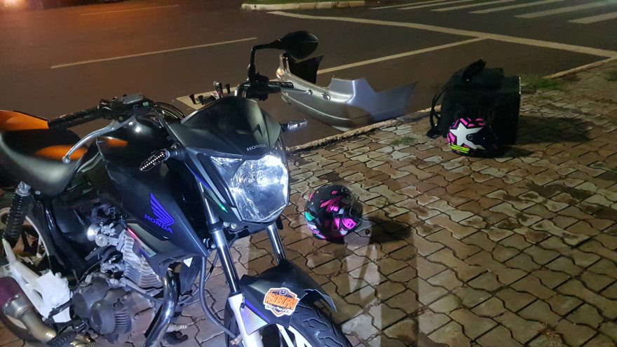 Carro perde o para-choque após colisão com moto na Avenida Rocha Pombo