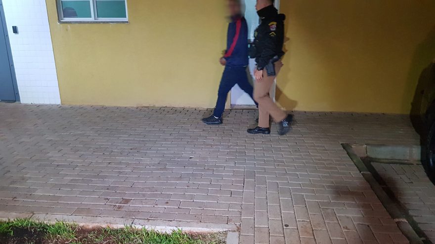 Após se envolver em confusão em bar, homem bate em menina, menor de idade, e é detido