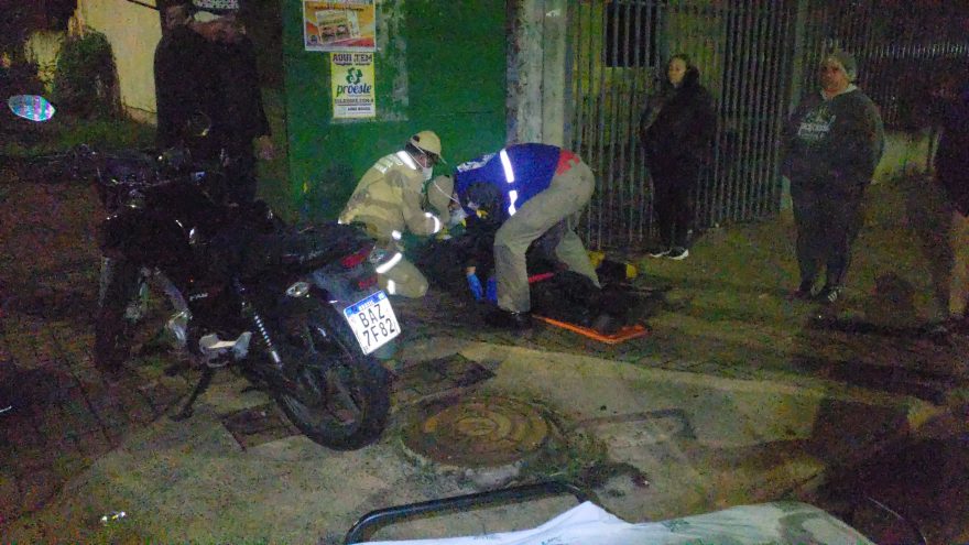 Motociclista precisa ser socorrido após colisão com carro no Bairro Santa Cruz