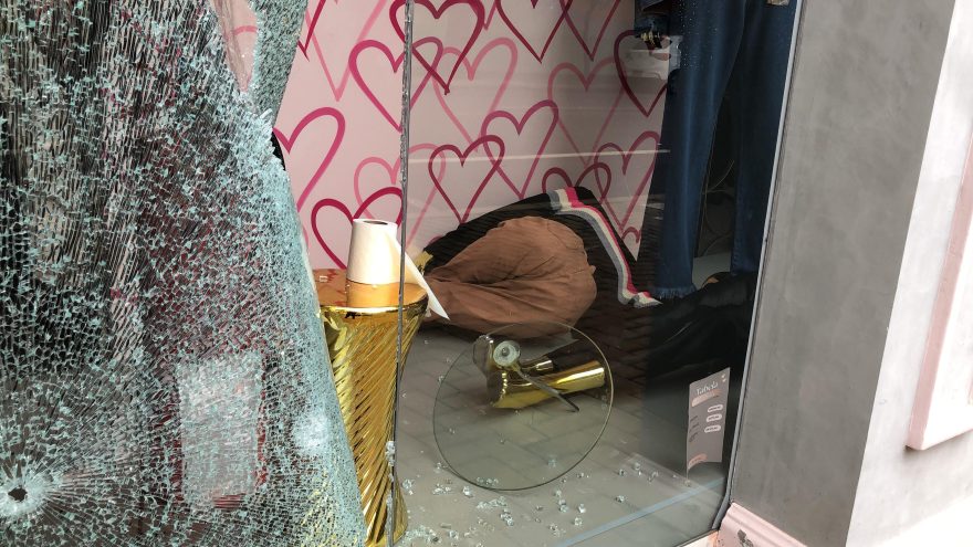 Loja de roupas é arrombada no Centro