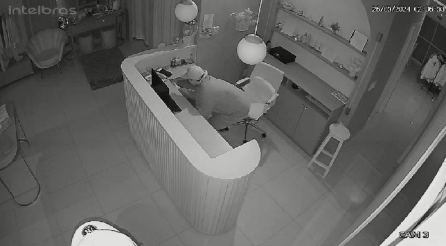 Câmeras flagram ação de criminoso em loja de roupas no Centro