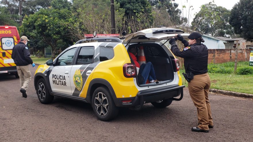 Sem habilitação e com tornozeleira, homem é preso e mulher fica ferida após acidente com viatura da PM