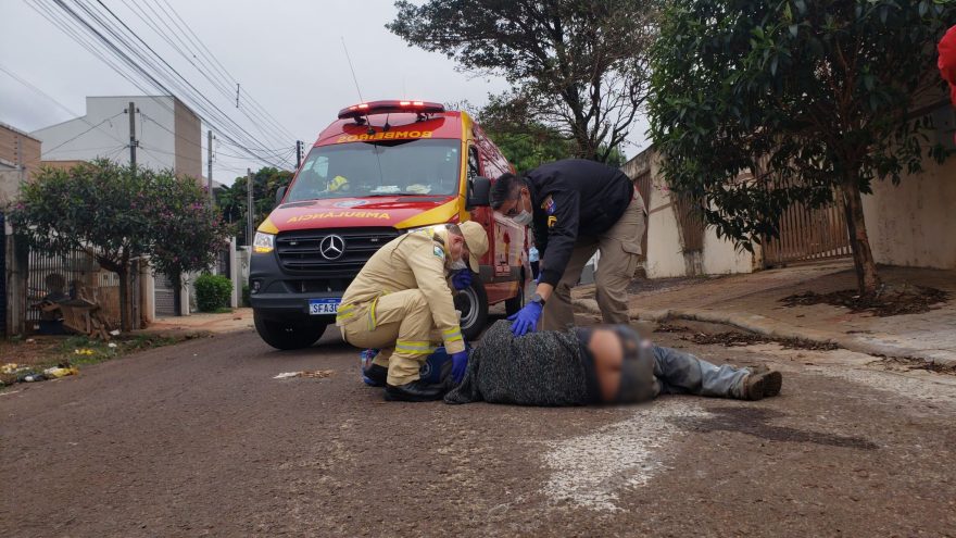 Caído no meio da rua, homem é socorrido pelo Siate no Bairro Canadá