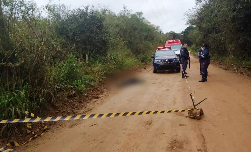 Rapaz é levado até área afastada para ser morto: “Executaram próximo ao rio”