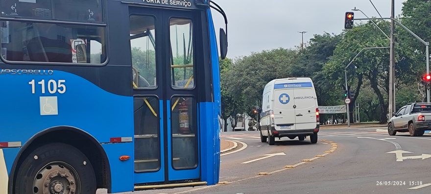 Ônibus e ambulância se envolvem em acidente na Praça do Migrante