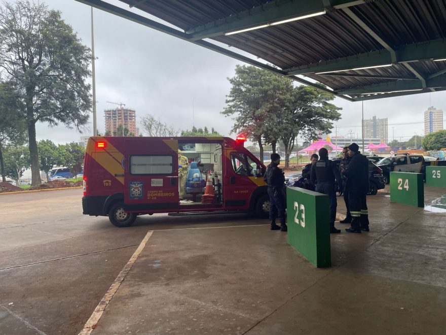 Jovem em surto, bate contra vidraça e é socorrido pelo Siate na Rodoviária