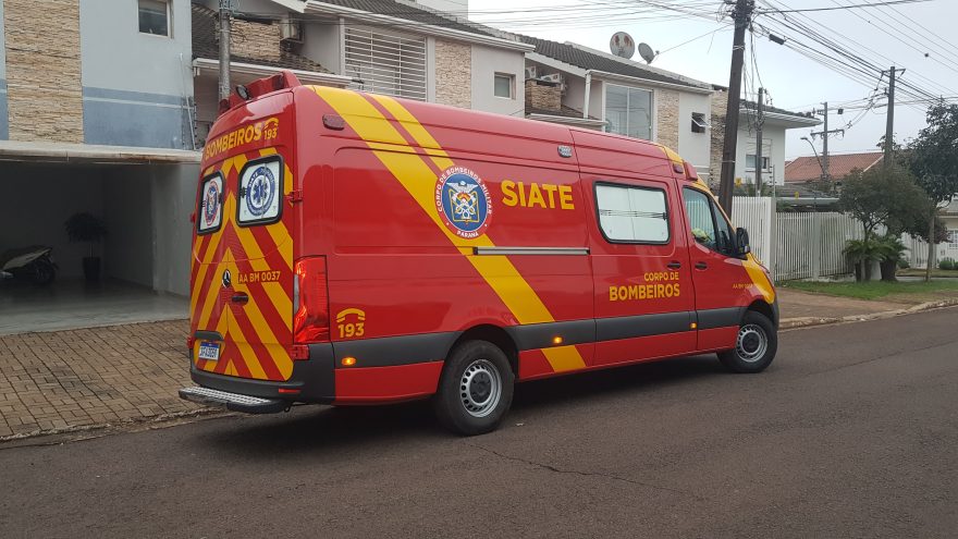 Mulher é socorrida pelos Bombeiros após cair de cabeça no chão no Bairro São Cristóvão