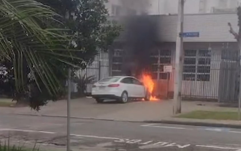 Proprietária vê fumaça, para carro, e fogo toma conta; assista!