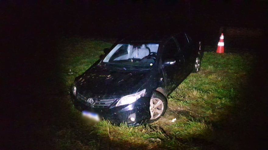 Motorista perde o controle da direção e Corolla vai parar na canaleta na BR-163