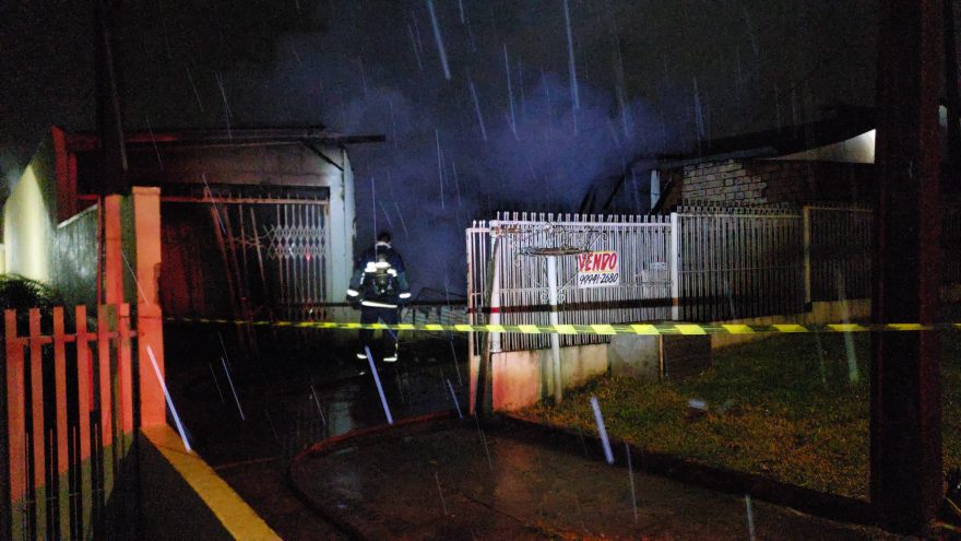 Casa de madeira é reduzida a cinzas em incêndio no Bairro Alto Alegre