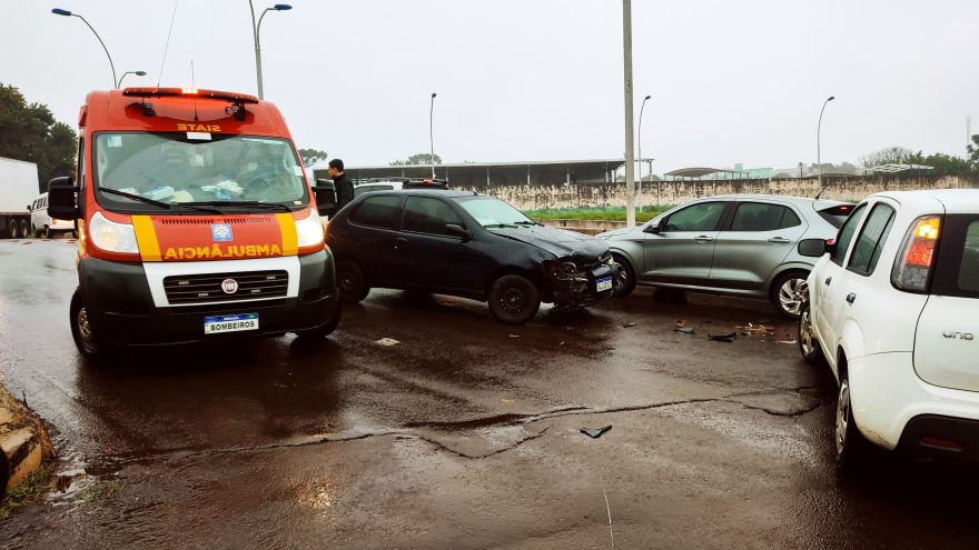 Carros se envolvem em colisão no viaduto da PRc-467 e homem fica ferido