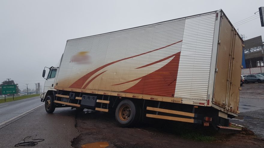 Caminhão quase tomba ao sair da marginal da BR-277, em Cascavel