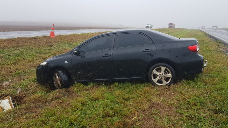 Neblina e chuva impedem resgate de carro na rodovia BR-163