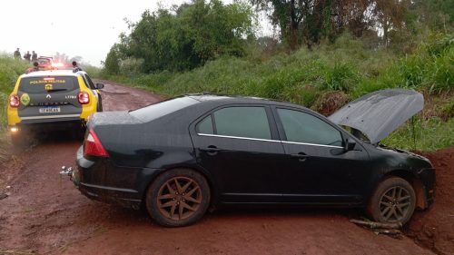 Fusion furtado em Toledo é recuperado pela PM nas margens da BR-369, em Cascavel Imagem referente a Fusion furtado em Toledo é recuperado pela PM nas margens da BR-369, em Cascavel