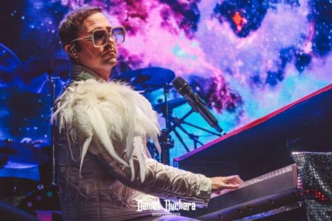 Teatro Guaíra recebe show de tributo a Elton John no domingo