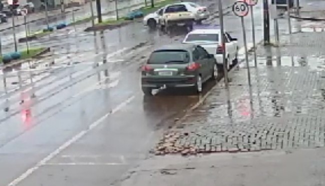Vídeo mostra colisão entre carros na Avenida Barão do Rio Branco e Rua Manaus