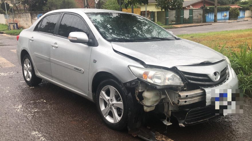 Batida entre Jeep Compass e Corolla é registrada no Centro