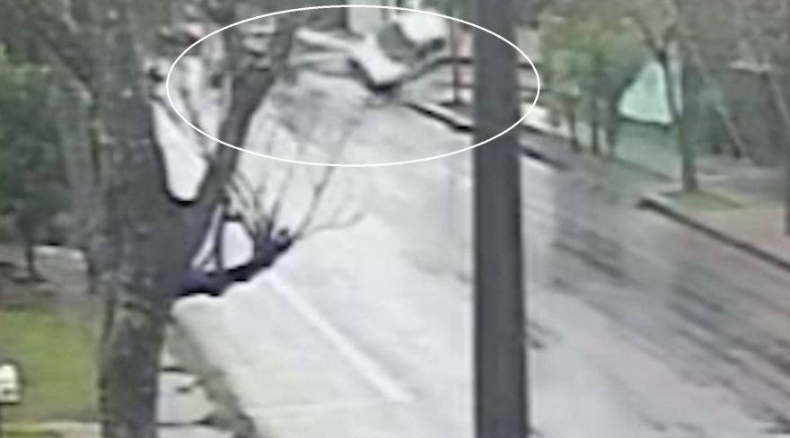 Câmera flagra Corsa capotando após colidir com Fiesta no Periolo