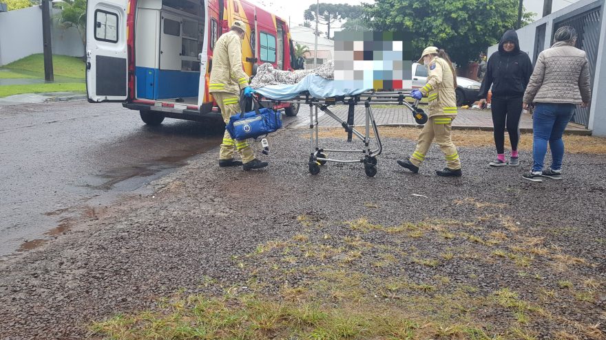 Idosa sofre fratura no braço após queda na Rua Hélio Richard