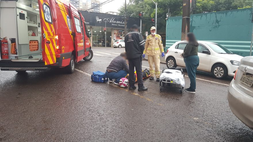 Mulher fica ferida após queda de moto na Rua Paraná