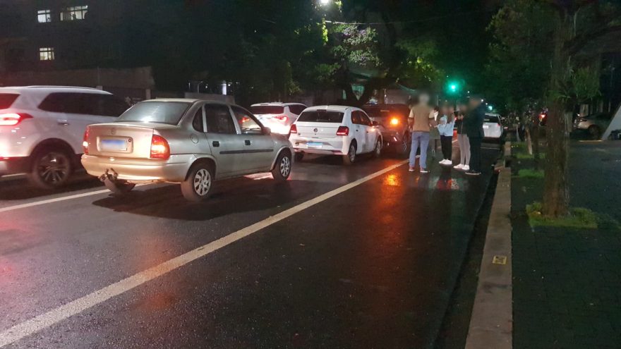 Três carros se envolvem em colisão na Rua Minas Gerais
