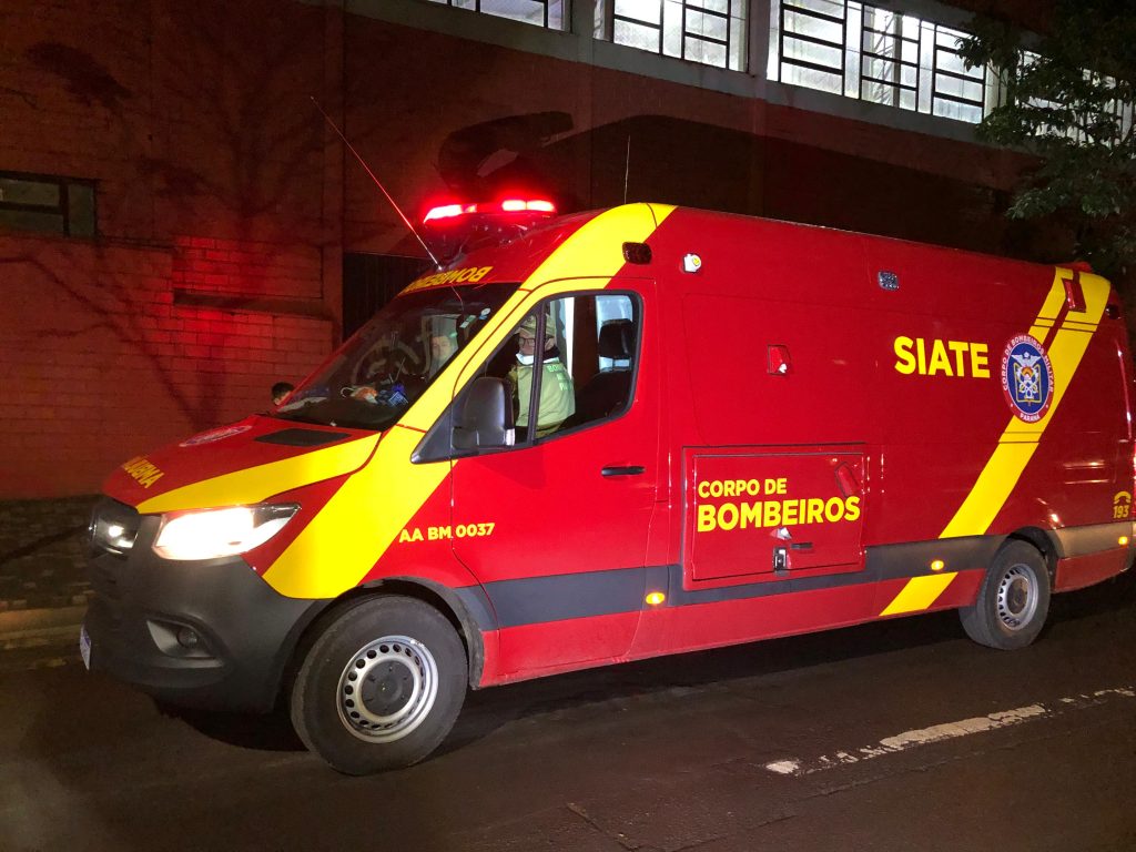 Menino de 10 anos é socorrido pelos Bombeiros após se ferir em quadra de colégio