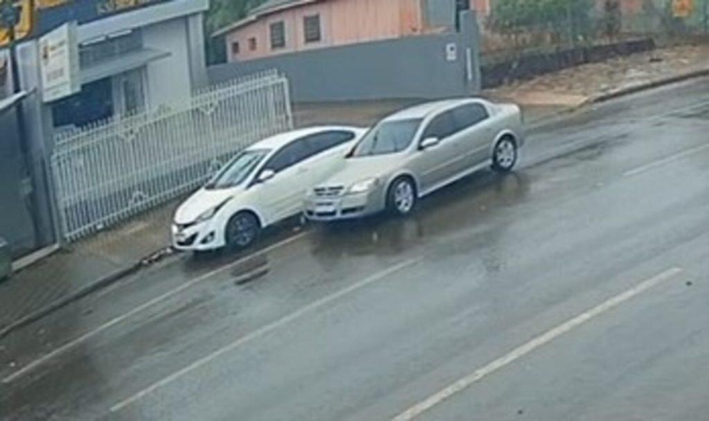 Internauta pede ajuda para localizar condutor de Astra que bateu em carro estacionado