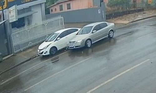 Internauta pede ajuda para localizar condutor de Astra que bateu em carro estacionado Imagem referente a Internauta pede ajuda para localizar condutor de Astra que bateu em carro estacionado