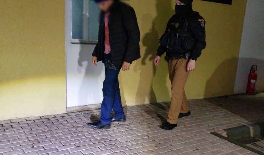 Homem é detido após agredir e importunar sexualmente a própria mãe