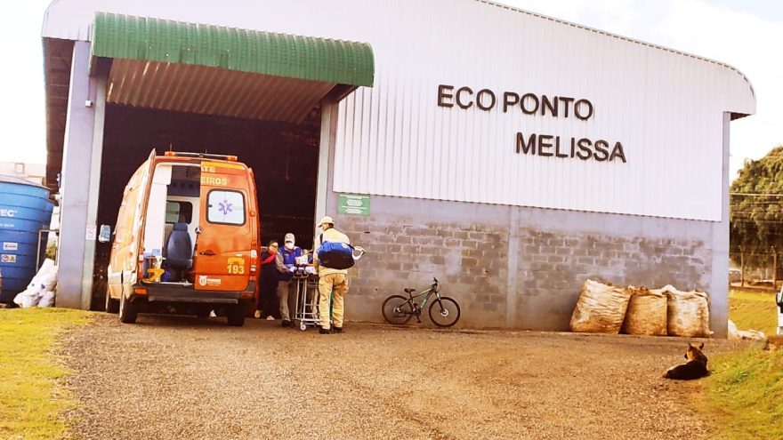Jovem tem lesão grave, após prensar braço em máquina no Ecoponto do Melissa
