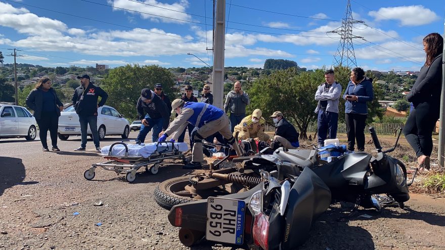 Motociclista tem lesão grave após acidente no Bairro Periolo
