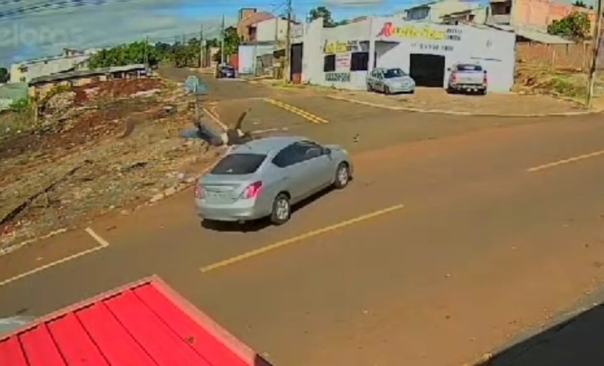 Vídeo mostra violência de colisão frontal a qual deixou motociclista com lesão grave
