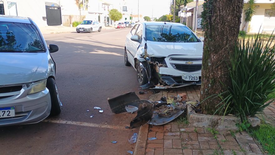 Ônix bate em árvore após colidir com Celta no bairro Coqueiral