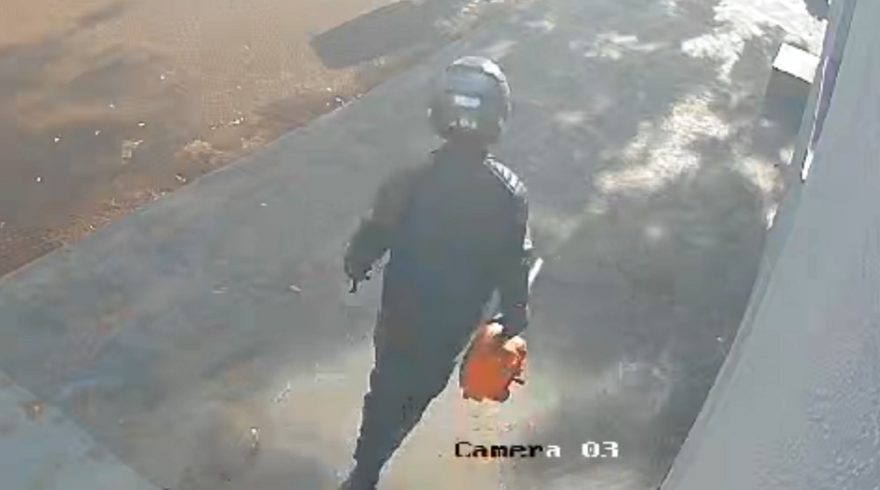 Câmera registra furto de soprador de folhas no Esmeralda