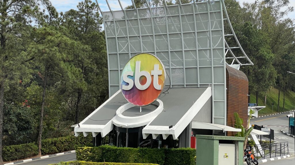 Diretor de TV é pego transando com funcionário em camarim; emissora se pronuncia