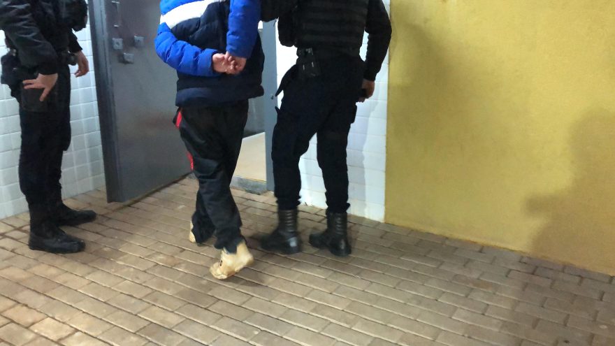 Condutor de Gol quadrado é detido após fugir de abordagem da GM na Rocha Pombo