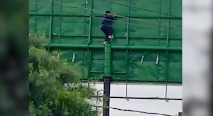 ‘Quartou!’ Jovem sobe em placa de publicidade e rebola às margens do Trevo Cataratas; veja o vídeo