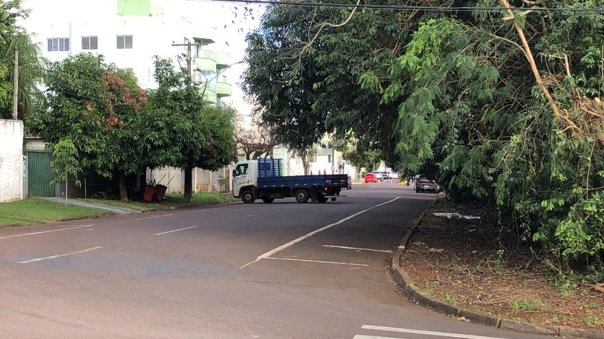 Rua bloqueada faz motoristas retornarem na contramão, no Centro