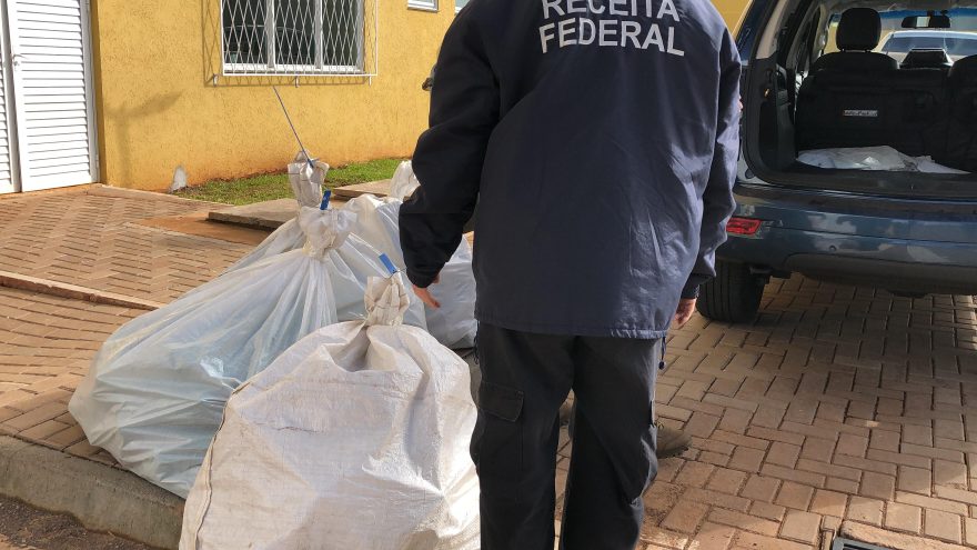 Mais de 200 quilos de maconha apreendidos pela Receita Federal são encaminhados à Delegacia