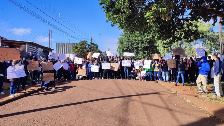 Estudantes do Colégio Olivo Fracaro protestam contra privatização das instituições de ensino